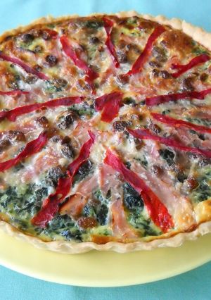 Una foto de Quiche de espinacas, pechuga de pavo y pasas