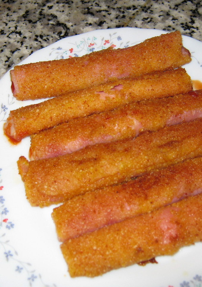 Una foto de Rollitos de jamón york, queso y kechup