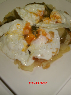 Una foto de Huevos estrellados con asadillo de pimientos verdes