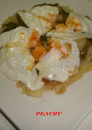 Una foto de Huevos estrellados con asadillo de pimientos verdes
