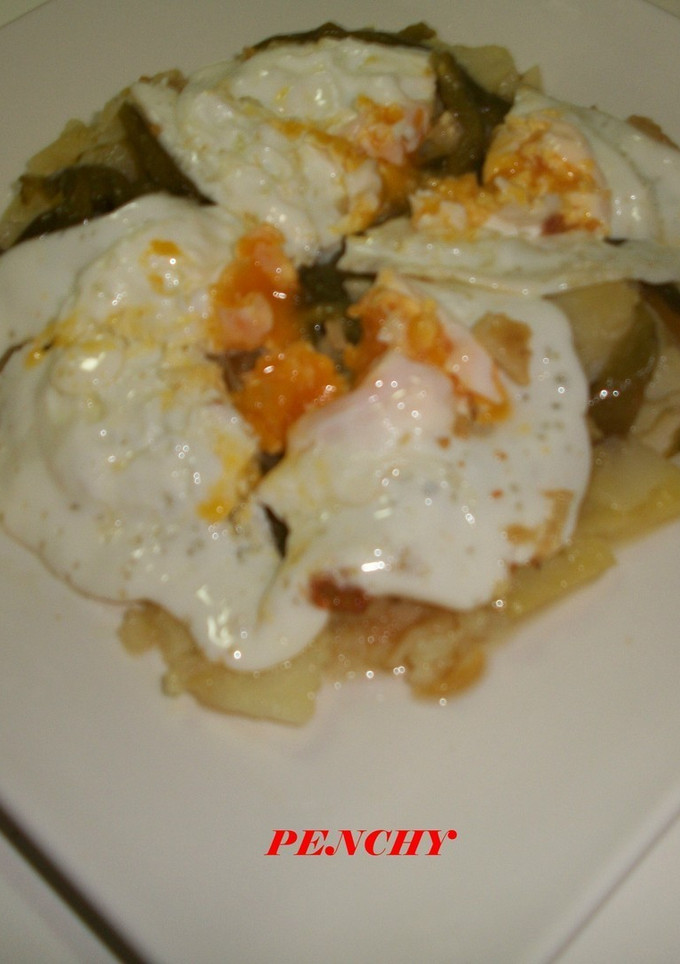 Una foto de Huevos estrellados con asadillo de pimientos verdes