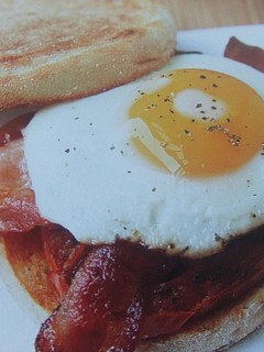 Una foto de Bocadillo de bacón, huevo y pimientos del piquillo
