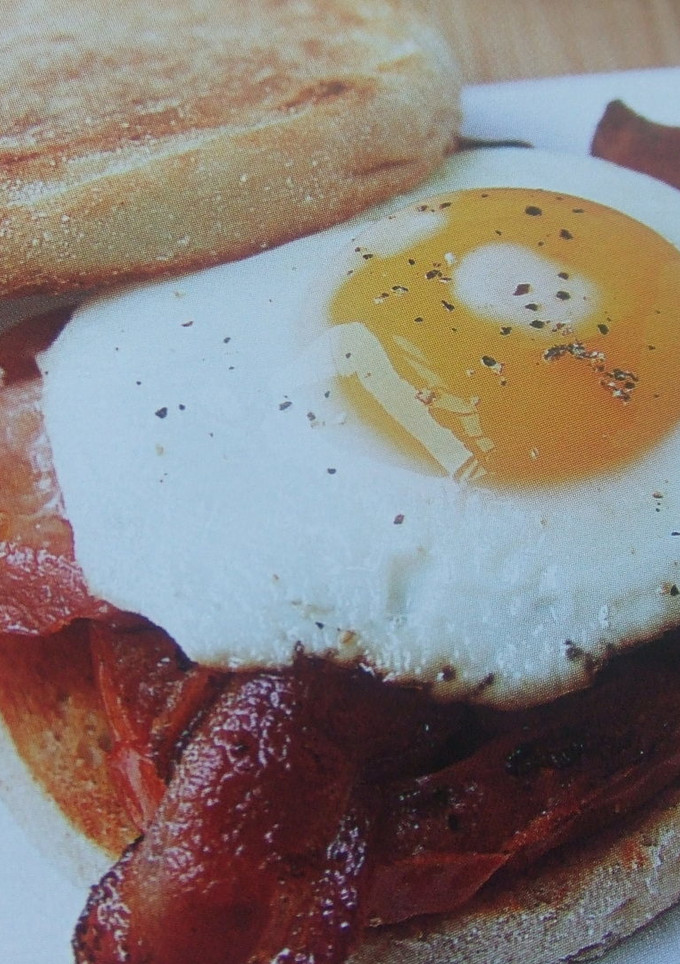 Una foto de Bocadillo de bacón, huevo y pimientos del piquillo