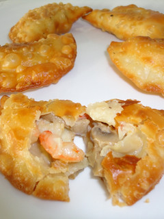 Una foto de Empanadillas de champiñones con langostinos y queso