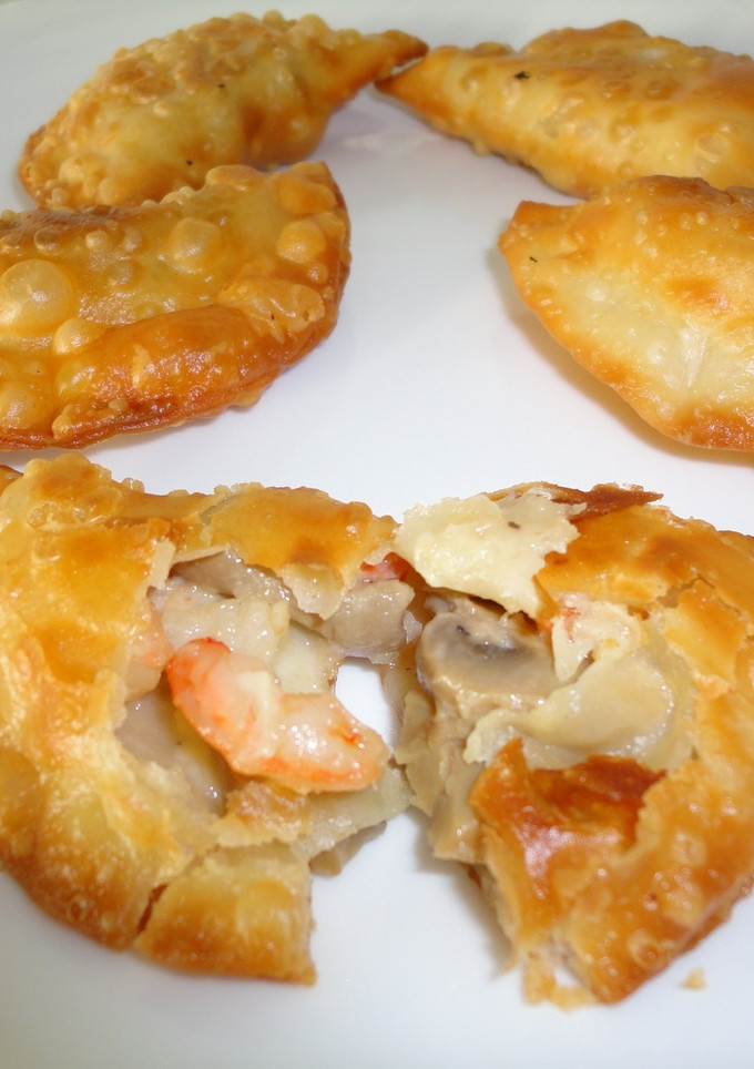 Una foto de Empanadillas de champiñones con langostinos y queso