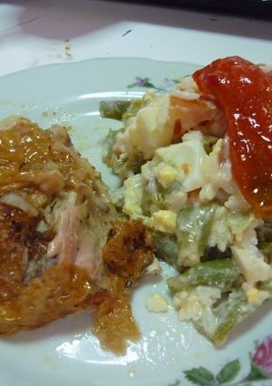 Una foto de Ensalada de arroz con vegetales y huevo
