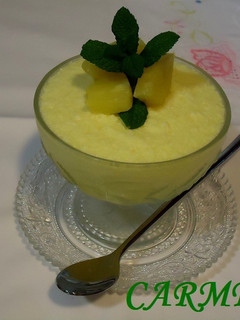 Una foto de Mousse de piña en almíbar