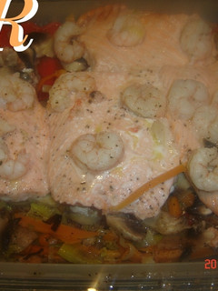 Una foto de Papillote de salmón con langostinos