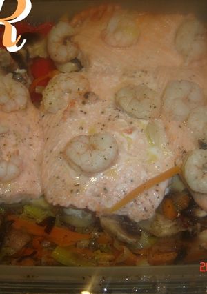 Una foto de Papillote de salmón con langostinos