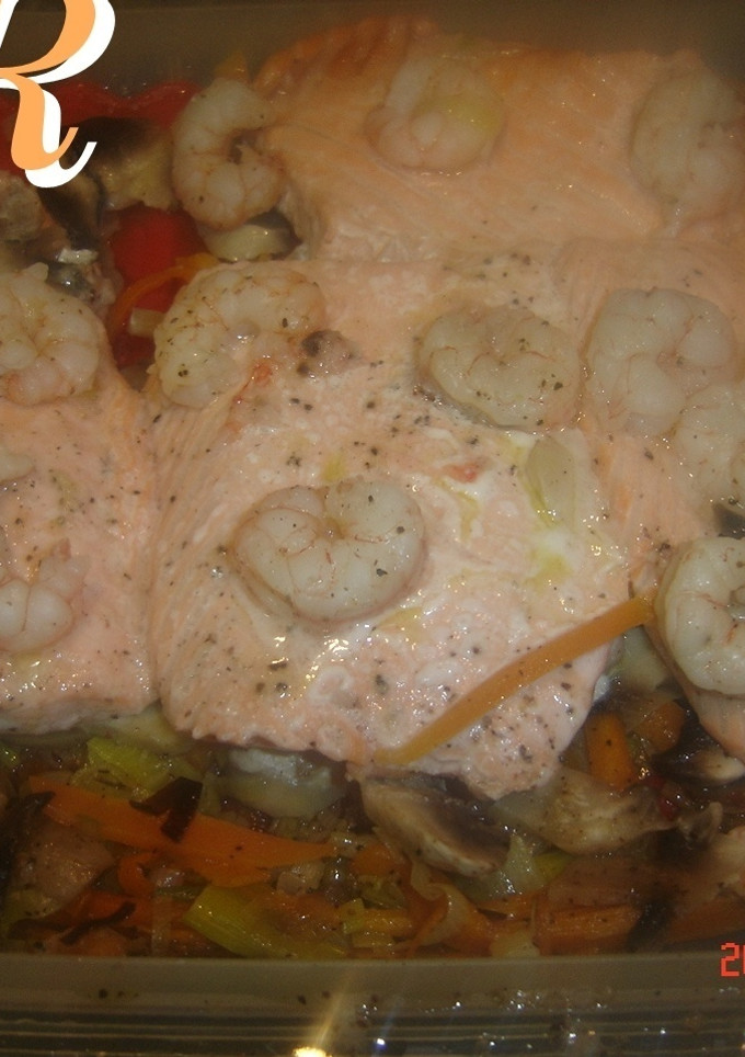 Una foto de Papillote de salmón con langostinos
