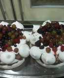 Torre de merengues con frutos del bosque