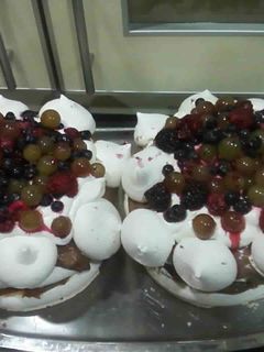 Una foto de Torre de merengues con frutos del bosque