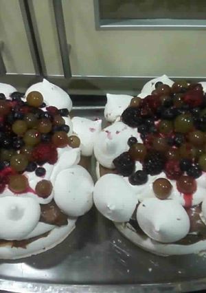Una foto de Torre de merengues con frutos del bosque