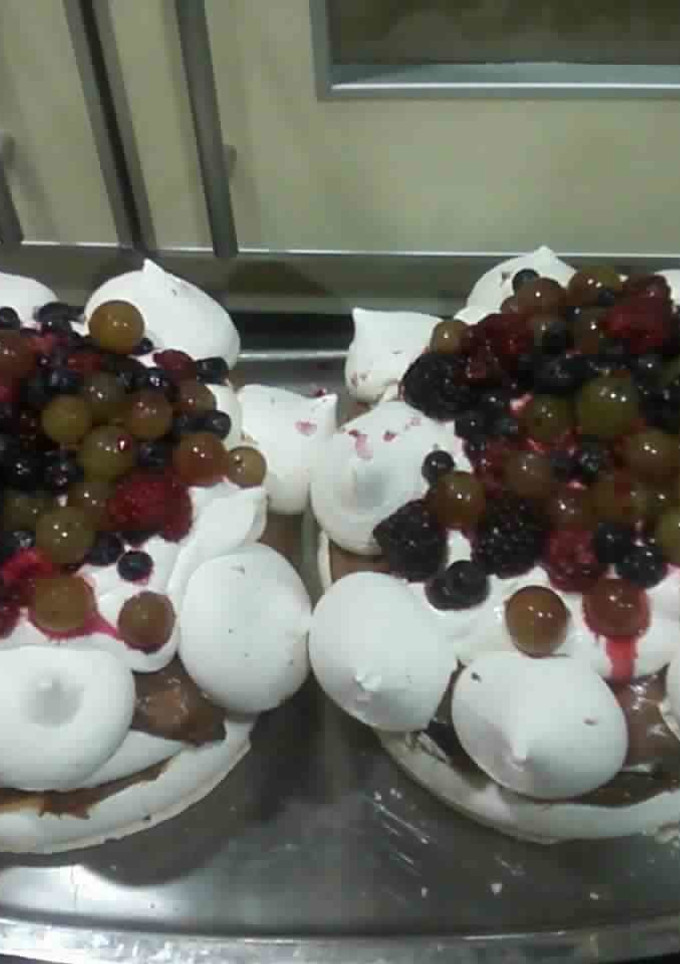 Una foto de Torre de merengues con frutos del bosque