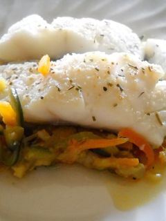 Una foto de Bacalao con hierbas provenzales y verduras