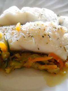 Una foto de Bacalao con hierbas provenzales y verduras