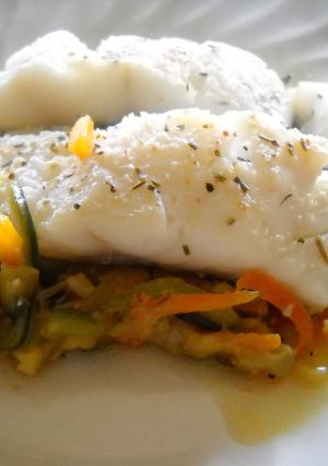 Una foto de Bacalao con hierbas provenzales y verduras