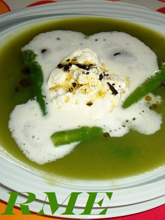 Una foto de Sopa de espárragos con aceite de vainilla
