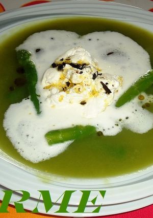 Una foto de Sopa de espárragos con aceite de vainilla
