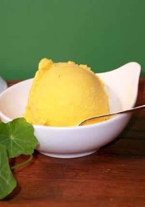 Una foto de Helado de yogur de mango