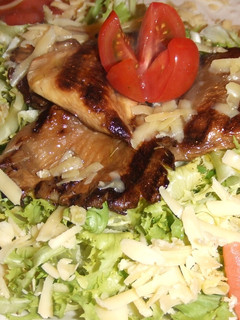 Una foto de Ensalada templada de salmón y setas