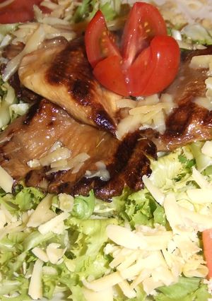 Una foto de Ensalada templada de salmón y setas