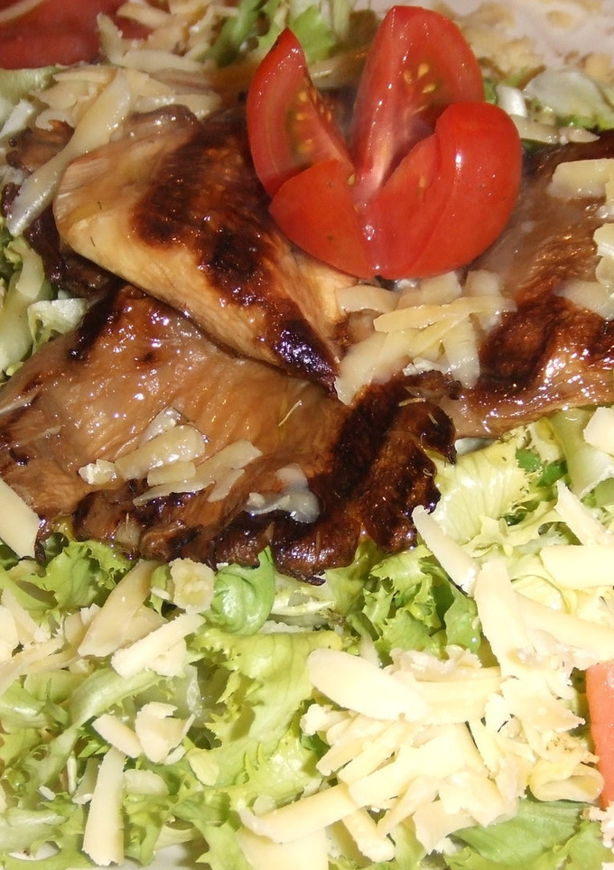 Una foto de Ensalada templada de salmón y setas