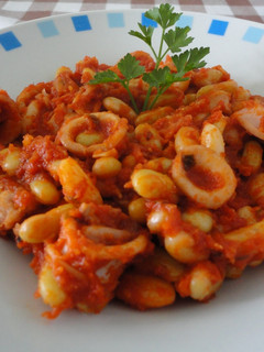 Una foto de Guiso de habas blancas y calamares