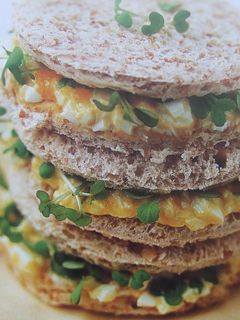 Una foto de Sándwich torre de huevo y queso