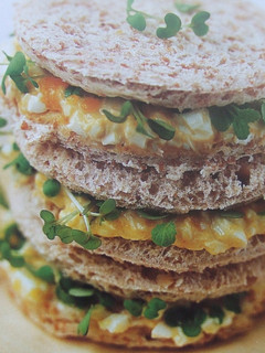 Una foto de Sándwich torre de huevo y queso