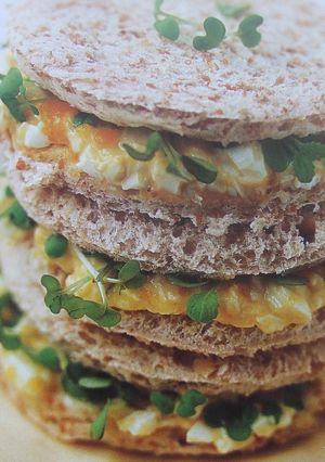 Una foto de Sándwich torre de huevo y queso