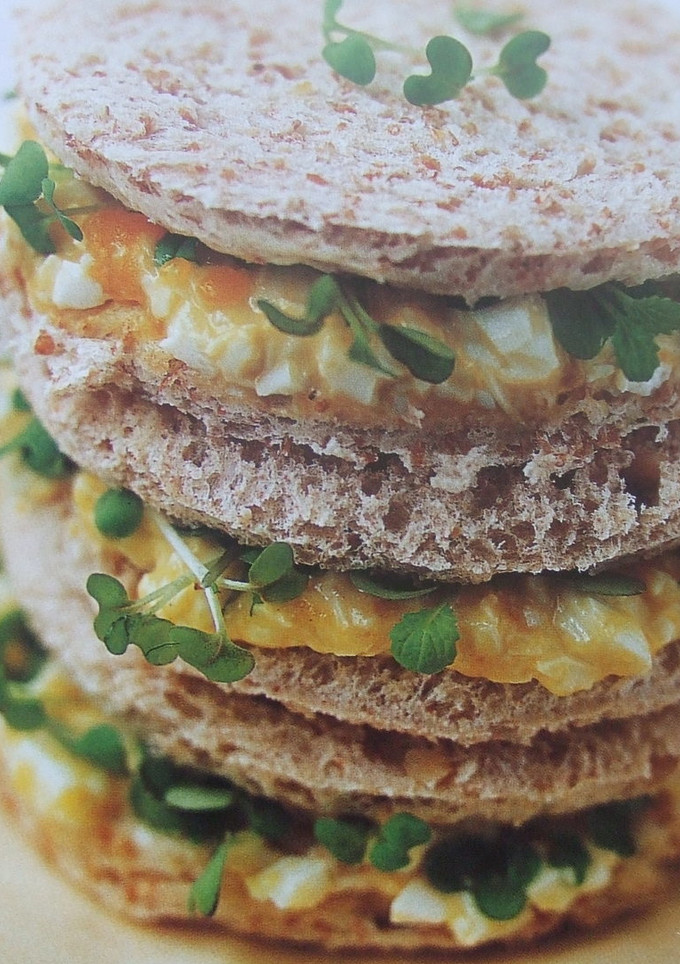 Una foto de Sándwich torre de huevo y queso