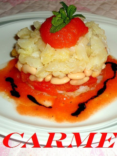 Una foto de Tartar de bacalao con texturas de tomate