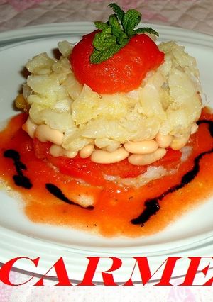 Una foto de Tartar de bacalao con texturas de tomate