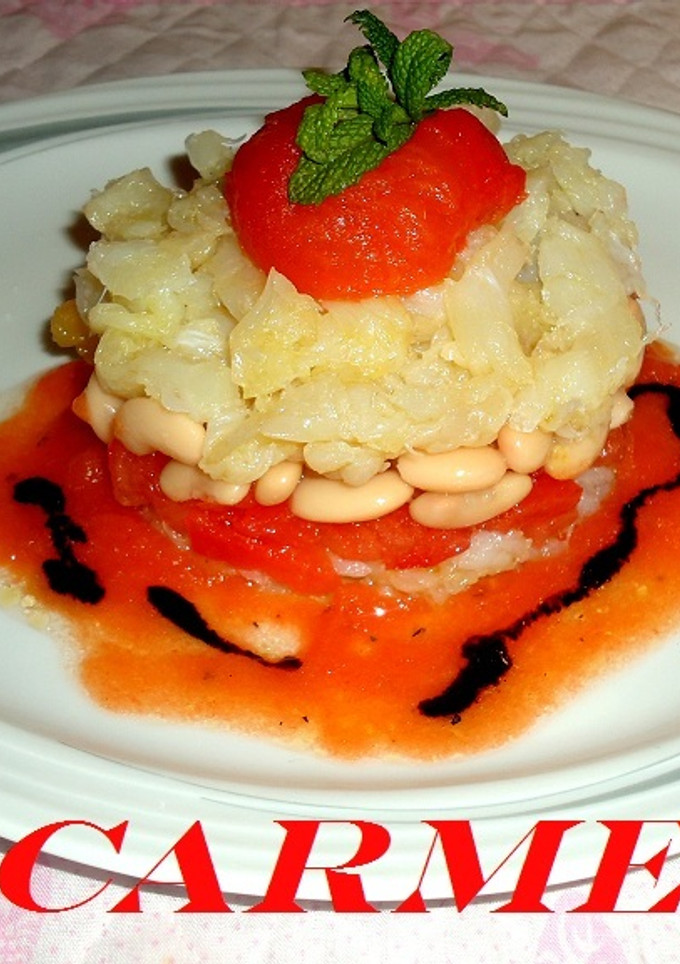 Una foto de Tartar de bacalao con texturas de tomate