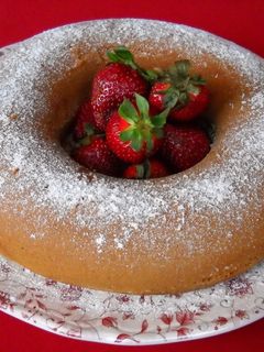 Una foto de Bizcocho de fresas y queso fresco