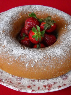 Una foto de Bizcocho de fresas y queso fresco