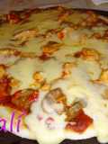Pizza a la parrilla con pollo y champiñones