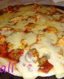 Pizza a la parrilla con pollo y champiñones