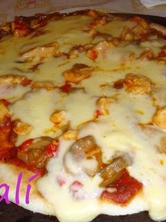 Una foto de Pizza a la parrilla con pollo y champiñones