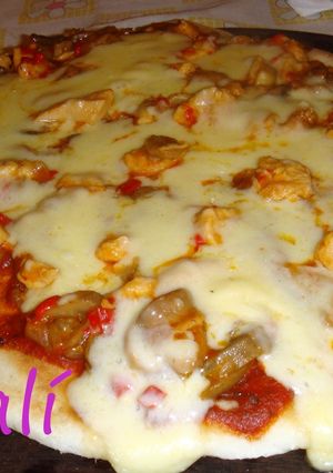 Una foto de Pizza a la parrilla con pollo y champiñones