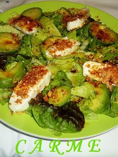 Una foto de Ensalada con aguacate y mozzarella fresca