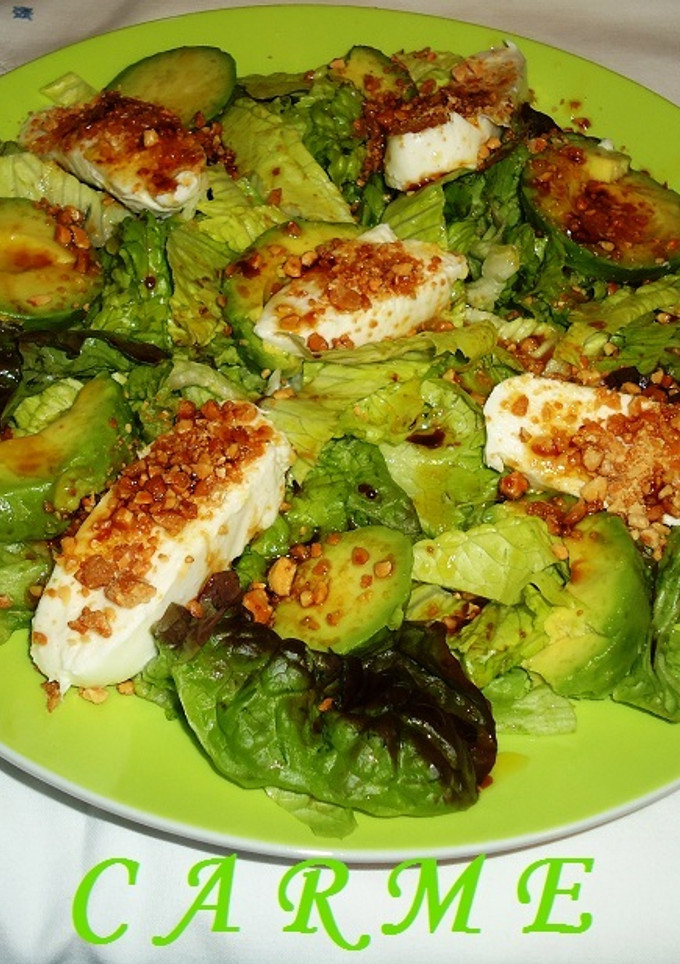 Una foto de Ensalada con aguacate y mozzarella fresca
