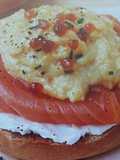 Bocadillo de salmón con queso mascarpone y revuelto de huevos