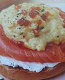 Bocadillo de salmón con queso mascarpone y revuelto de huevos