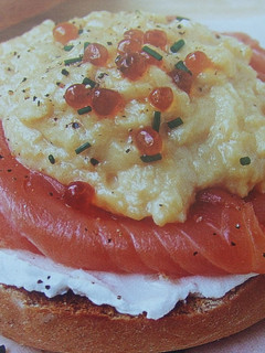 Una foto de Bocadillo de salmón con queso mascarpone y revuelto de huevos