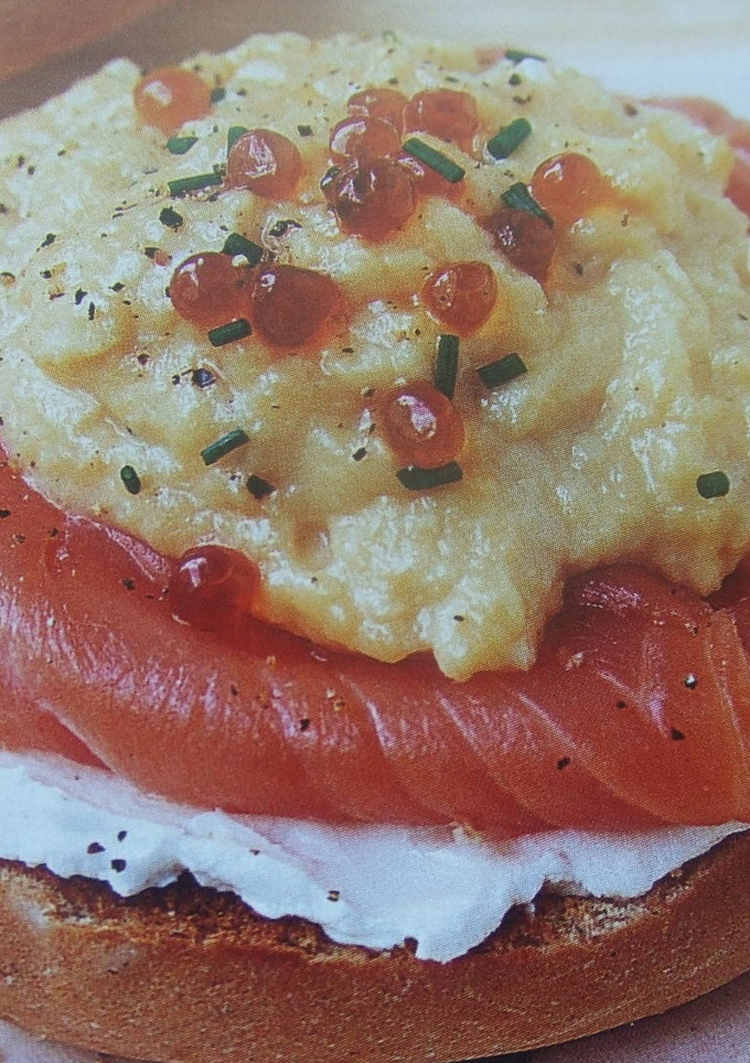 Una foto de Bocadillo de salmón con queso mascarpone y revuelto de huevos