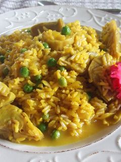 Una foto de Arroz con alcachofas, guisantes y azafrán