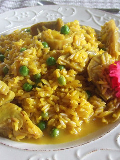 Una foto de Arroz con alcachofas, guisantes y azafrán