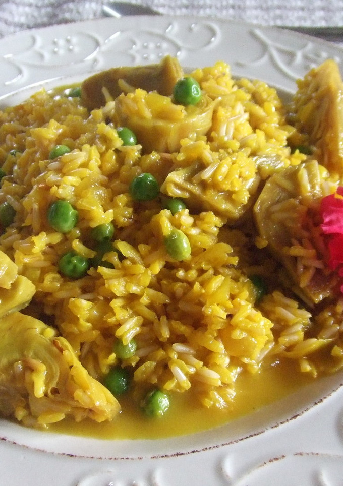 Una foto de Arroz con alcachofas, guisantes y azafrán